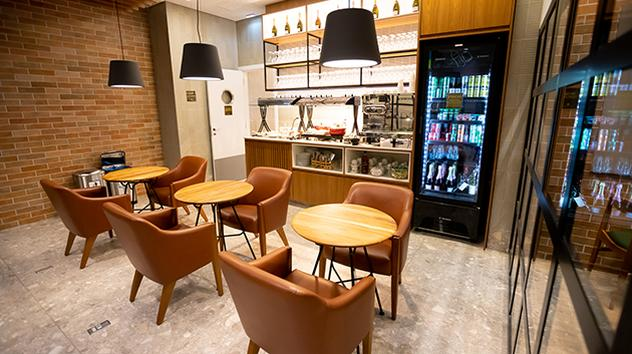 Advantage VIP Lounge + Fast Track
