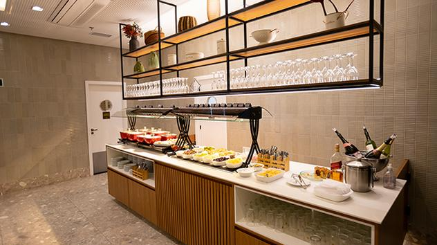 Advantage VIP Lounge + Fast Track